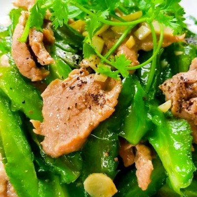 Bò né với hoa (theo mùa: Thiên lý, đậu rồng, đậu bắp, v.v...)